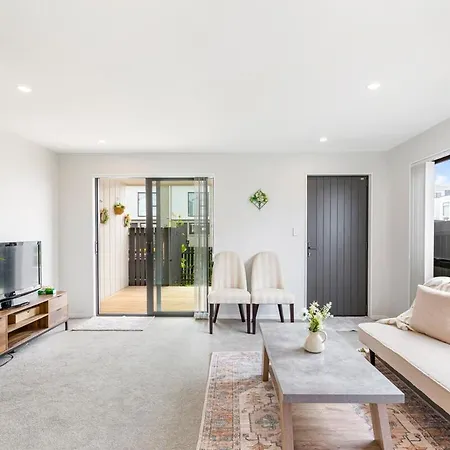 Mangere Three Bedrooms Retreat With Airport Conveniences